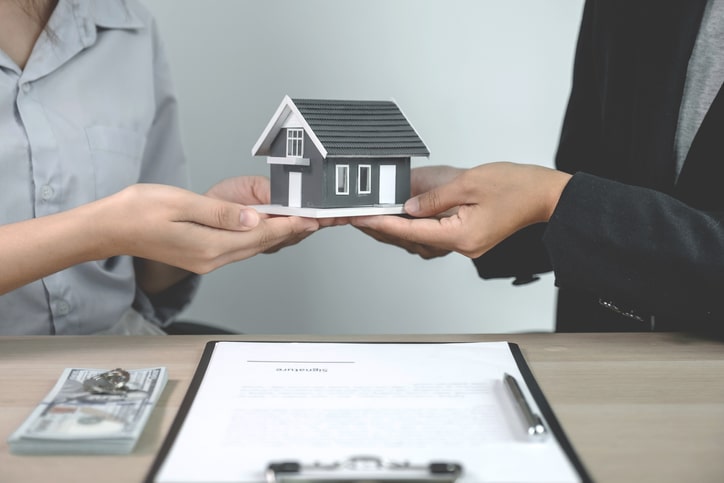 The Benefits of Using a Buyer'S Agent in a Competitive Real Estate Market